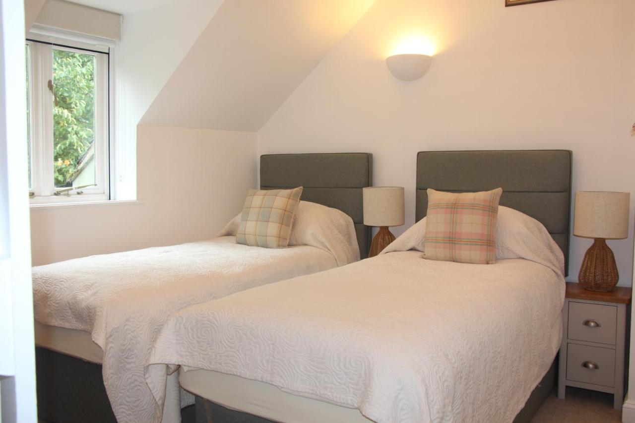 Coot Cottage - Holiday House With Fantastic Lake Views Somerford Keynes Exterior foto